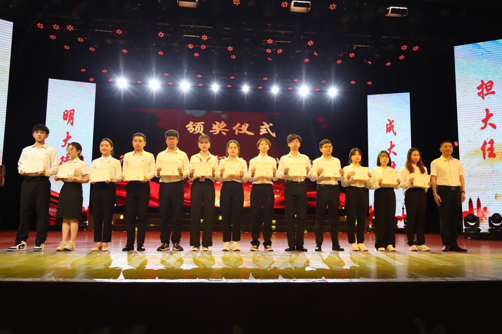 党委副书记胥刚为优秀共青团干部颁奖