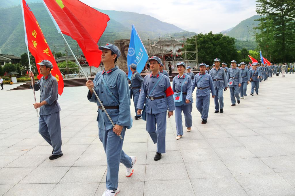 党史学习教育省委第二十一巡回指导组成员张小娟(右列三)同行指导