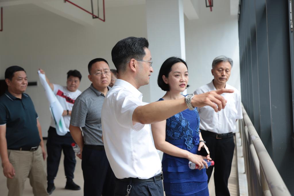 李明一行考查学校周边土地